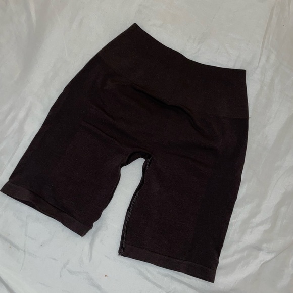 Alphalete amplify biker shorts in chocolate - Picture 15 of 17